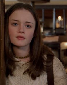 gilmore girls rory gilmore Season One Rory Gilmore, Shy Characters In Movies, Rory Gilmore Skincare, Rory Gilmore Haircut, Rory Gilmore Makeup, Gilmore Girl Aesthetic, Rory Gilmore Hair, Sweet Characters, Gilmore Girls Aesthetic