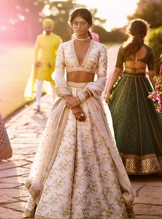 Sabyasachi Lehenga Bridal, भारतीय दुल्हन संबंधी, Sabyasachi Bride, Raw Silk Lehenga, Sabyasachi Lehenga, Nikkah Dress, Ritu Kumar, Indian Bridal Wear, Lehenga Blouse