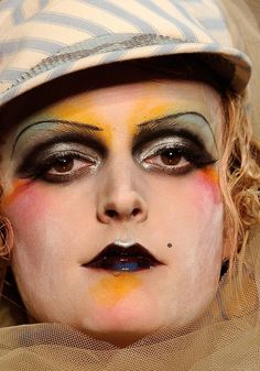 John Galliano Makeup, Galliano Makeup, 1920s Makeup, Diy Acne, Avant Garde Makeup, Runway Makeup