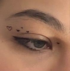 Eyeliner Styles Creative, Aesthetic Eyeliner Ideas, Eyeliner Drawings On Face, Eyeliner Ideas Aesthetic, Eyeliner Styles Aesthetic, Indie Eyeliner, Cute Eyeliner Looks, Cute Eyeliner Ideas