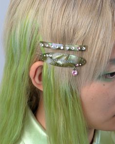 Categorized Under: Unidentified Artifacts. Not part of any collection. Item source unknown. Glossy, opalescent acetate barrette clip with inset Clear and Pink/Lavender cubic zirconia, Pink/Lavender cubic zirconia JIUDI charm, Silver engraved "Autonomous" detail. Sherly Temple, Pink And Green Hair, Dewy Makeup Look, Grass Jelly, August Nails, Hair Charms, Hair 2024, Pink Lavender, Pretty Fabric