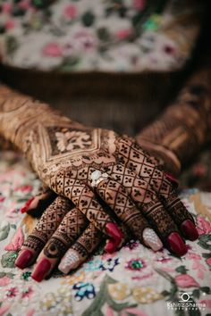 Kshitiz Sharma Photography Mehndi Shoot Wedding Photography, Haldi Photography Ideas, Mehendi Photoshoot, Bridal Mehendi Designs Wedding, Mehendi Photography, Indian Bride Poses, Groom Photoshoot, Bride Photos Poses