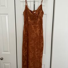 Brand: Anthropologie Item: Kinsey Midi Dress Size: 4 Condition: Brand New (Tags Removed, Never Worn) Color: Rust Orange The Kinsey Midi Dress Is Perfect For A Range Of Events, From Weddings To Upscale Dinners. This One Is Brand New, No Flaws. This Dress Is A Size 4, Which Should Provide A Flattering Fit For Those Who Typically Wear This Size. If You Need Specific Measurements Or Have Any Sizing Questions, Please Feel Free To Ask. Keywords And Tags: Anthropologie, Kinsey Midi Dress, Size 4, Women Copper Bridesmaids Dresses Anthropologie, Orange Velvet Midi Dress, Orange A-line Midi Dress, Fall Orange V-neck Midi Dress, Orange Printed V-neck Midi Dress, Cocktail Dress Wedding Guest, Dress Wedding Guest, Cocktail Dress Wedding, Dress Cocktail