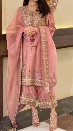 Party Wear With Hijab, Stylish Party Dresses Pakistani, Pakistani Wedding Guest Outfits, Simple Pakistani Dresses Party Wear, Desi Dress, Desi Wear, Gaun Fashion, Pakistani Wedding Outfits