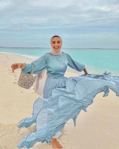 Dress Beach Outfit Muslimah, Beach Looks Outfits Hijab, Maldives Modest Outfit Ideas, Maldives Hijab Outfit, Honeymoon Outfits Hijab, Maldives Outfit Ideas For Hijabi, Dress Pantai Hijab, Muslimah Beach Outfit, Modest Beach Outfit Hijab