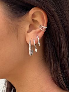 Piercings Silver Ear, Earring Set Silver, Earings Piercings Silver, Silver Ear Styling, Earscapes Silver, Ear Stacking Ideas Silver, Silver Earring Stacks, Silver Stacked Earrings, Silver Piercings Ear