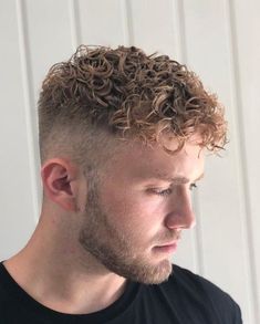 Cortes de cabelo masculino evoluíram de simples necessidades estéticas para expressões complexas de estilo pessoal. Esses cortes desempenham um papel vital na definição da identidade visual contemporânea. Ao mergulharmos no universo capilar masculino, é evidente que a busca por inovação e autenticidade molda constantemente as tendências nos últimos anos. Perm Hair Men, Matrix Hairstyle, Perm Curls, Beyonce Hairstyles, Perm Hairstyles, Curly Perm, Beyonce Hair, Short Permed Hair