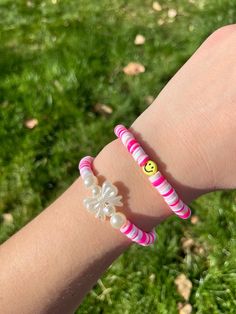 Slay Bracelets, Pearl Bracelet Aesthetic, Preppy Clay Beads, Preppy Clay Bead Bracelet, Croquette Aesthetic, Beads Business, Make Clay Beads, Clay Bead Bracelet Ideas, Bracelet Aesthetic