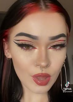 Graffiti Eyeliner, Black And Red Eyeliner, Red Liner Makeup, Red Eyeliner Looks, Red Eyeliner Makeup, Makeup Emo, Emo Baddie, Robin Arellano, Rock Makeup