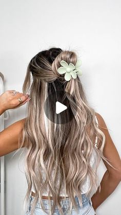 Cute Hairstyles With Small Claw Clips, Half Up Hair With Clip, Easy Hairstyles With Claw Clip, Half Up Half Down Hair Clip, Half Up Half Down Hair With Clip, Hair Styles Classy, Half Up Clip Hairstyles, Cute Hairstyles Claw Clip, Half Up Half Down Claw Clip Hairstyles