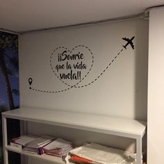 there is a wall mural with an airplane and the words welcome in spanish on it