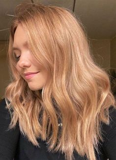 Blended Grown Out Blonde, Blonde With Some Lowlights, Hair Inspo Color Red And Blonde, Long Bob Strawberry Blonde, Strawberry Blonde Vs Blonde, Fall Blonde Trends, Blonde To Strawberry Before And After, Strawberry Blonde Gloss, Copper Toned Blonde Hair