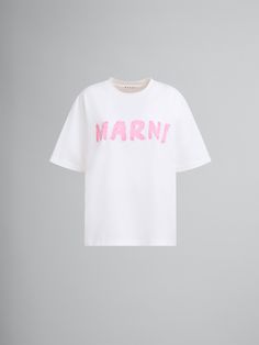 Short-sleeved crew-neck T-shirt made from organic cotton jersey. Boxy fit with short sleeves. Maxi brushstroke Marni logo on the chest. Pink Designer Shirt, Marni Shirt, Cute Online Clothing Stores, Marni Market, Fits With Shorts, Girl Things, Clothing Stores, Tshirt Outfits, Cute Simple Outfits