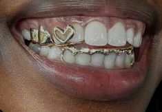 Gap Tooth Grill, Feminine Grillz, Grillz Inspo Women, Grillz Black Female, Grillz On Black Women, Female Grills Teeth Gold, Gold Grillz Black Women, Cool Grills, Grill Design Teeth