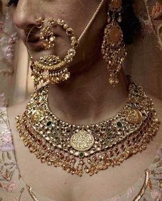 Mughal Jewellery, Vintage Indian Jewelry, Gold Jewelry Prom, Kundan Jewellery Bridal, Bridal Jewelry Vintage, Bridal Jewellery Design, Antique Jewellery Designs, Antique Bridal Jewelry, Wedding Jewellery Collection