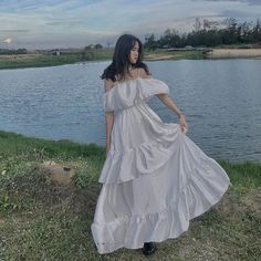 Casaquinho e saia em camadas White Flowy Dress Aesthetic, Long Flowy Dress Aesthetic, Big Flowy Dress, Pretty Flowy Dresses, Elegant Dresses White, Flowy Outfits Aesthetic, Flowy Dress Aesthetic, Korean White Dress, Aesthetic White Dress