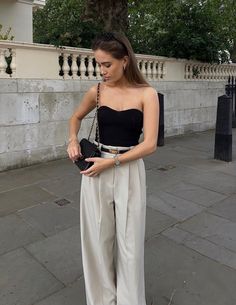 How To Dress More Elegant, White Strapless Top Outfit, Strapless Shirt Outfits, Black Strapless Top Outfit, White Trousers Outfit Classy, Strapless Top Outfit, Outfit Trousers, Dinner Outfit Casual, Outfit Elegantes