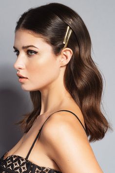 These sleek, curved gold bobby pins offer a chic twist on the classic bobby pin look. Wear solo or all at once to create your own personal style. Wide curved pins hug your scalp Soft gold metal finish Comes in a pack of 4 metal bobby pins Works for all hair types Straight Hair Pinned Behind Ears, Hair Styles Bobby Pins, Front Hair Pinned Back, Bobby Pin Half Up Half Down, Bobby Pin Short Hair, Hair Brooch Hairstyle, Gold Bobby Pins Hairstyles, Pearl Clips In Hair, Hair Piece Hairstyles