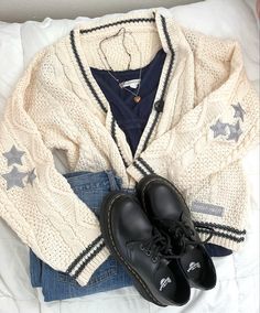 Taylor Swift Sweater Outfits, Ts Cardigan Outfits, Taylor Swift Merch Outfit Ideas, Blue Outfit Inspo Aesthetic, Taylor Swift Cardigan Outfit Ideas, Blue Downtown Girl Aesthetic, Taylor Merch Outfit, Folklore Cardigan Outfit Ideas, Outfit Inspo Feminine