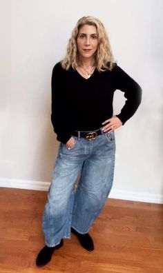 The Best Barrel Jeans for Women Over 50 and How to Style Them - fountainof30.com Jeans Street Style, Jeans Outfits