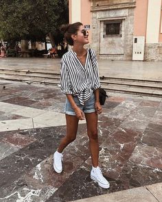 White Sneakers Outfit, Denim Shorts Outfit, Overalls Outfit, Woman Walking, Outfits With Converse, Mode Casual, Trik Fotografi, Outfits Casual