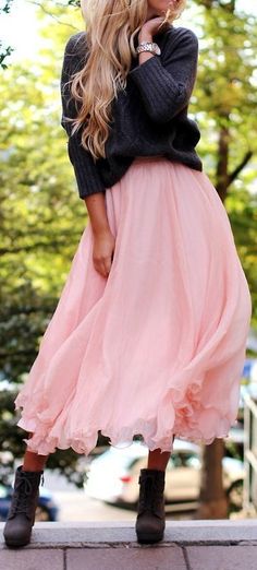 Pink Flowy Maxi Skirt ♥ Pink Chiffon Skirt, Grey Maxi Skirts, Outfit Elegantes, Pink Maxi Skirt, Flowy Maxi Skirts, Maxi Outfits, Hello Fashion, Perfect Pink, Looks Chic