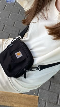 White Sling Bag, Sling Bag Outfit, Crossbody Bag Outfit, Whatsapp Wallpaper Cute, Street Style Bags, Foto Tips, Princess Ball Gowns, Women Crossbody Bag