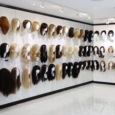 Wig Shop Ideas Interior Design, Wigs Display Ideas, Wig Salon Interior Design, Wig Store Interior Design, Wig Display Ideas, Wig Salon Ideas, Wig Room Ideas, Wig Studio Decor, Wig Display Ideas Wall