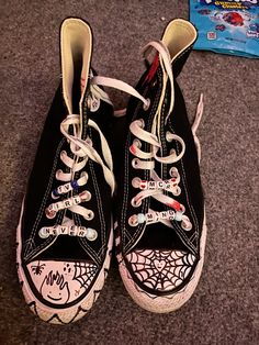 Im posting more but: converse aesthetic, drawing on converse, grunge Old Converse Aesthetic Grunge, Drawing On Converse Aesthetic, Convers Drawing Idea, Grunge Converse Drawing, Things To Do With Converse Laces, Converse Doodles Grunge, Converse Inspo Drawing, Converse With Writing On Them, Diy Painted Converse High Tops