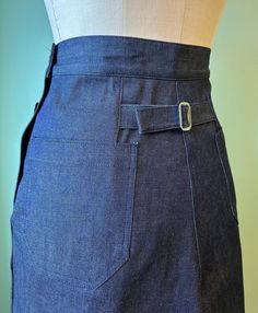 1930s 1940s vintage work style back pockets  wide leg pants. 100% cotton denim fabric(from Japan) and medium weight. Never worn! sample sale! Measurements  Waist- great for actual waist measurement w27-28", you can adjust buttons) Hip-great for actual hip measurement 36-37" ( not snug style) Front rise -12 1/8"under waist band to crotch) Back rise 14 1/2"(under waist band to crotch) Total length 42"( unhemmed) Pants width 11 1/4" Inseams 30" Great for height  5'1"-5'3" custom order $138-$148 Please contact me if you have any questions. :) 1940s Pants, 1950s Jeans, Style Wide Leg Pants, Astoria Ny, Work Style, Waist Measurement, Pantalon Large, Style Pants, Sample Sale