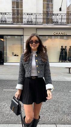 25 Fashion Woman, Europe Women Fashion, Work Outfits Business, Classic Chic Winter Outfits, Fancy Work Dinner Outfit, Styling Tweed Jacket, Spring Outfit Skirt, How To Style A Tweed Jacket, Sophisticated Outfits For Women