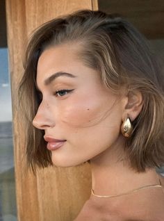 Hailey Baldwin, Makati, Hailey Bieber, Makeup Inspo, Teardrop Earrings, Makeup Inspiration, Wedding Makeup, Hair Inspo, Natural Makeup