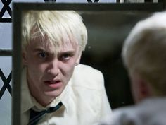 "No sientas pena de los muertos, sino de los vivos, y sobre todo de aquellos que viven sin amor." Harry Draco, Draco Harry Potter, Harry Potter Draco Malfoy, Harry Potter Tumblr, Harry Potter Film, Harry Potter Cast