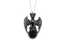 Is it a Cat? Is it a Bat? Vampire Cat methinks! Cat Vampire, Necklace Vampire, Goth Cat, Black Cat Necklace, Vampire Cat, Bat Necklace, Goth Necklace, Necklace Gothic, Loving Friends