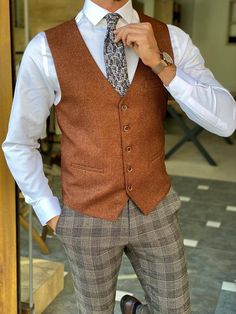 Fall-winter 21/22 collection here at HolloMen Slim Fit Brown men's waistcoat The waistcoat fabric is composed of 20% wool, 30% polyester, 40% Viscone, 5% Elastane. Your package will include this brown waistcoat. Brown Vest Men, Mens Waistcoat, Men's Waistcoat, Warm Brown, Zulu, Mens Vest, Brown Fashion, Vest Dress, Mens Coats