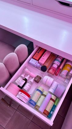 Rangement Makeup, Makeup Drawer Organization, Makeup Drawer, Sephora Skin Care, Vanity Drawers, Vanity Makeup, Bedroom Setup