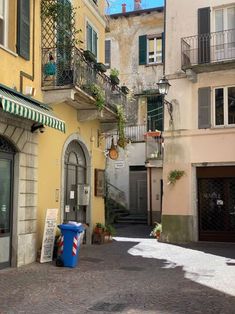 an alley way with several buildings on either side