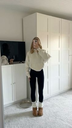 Black Leggings Outfit Idea, loungewear 💌 #outfits #outfitstyle #outfitideasforwomen #leggingsoutfit #loungewear Out Fit Inspo Clean Girl, Cleab Girl Style, Autumn Style Inspiration Outfit Ideas, Outfit Ideas Everyday Winter, Clean Fits For Women, Outfits Idea For School, Greys Anatomy Outfit Ideas, Cozy Outfit For School, Clean Girl Leggings Outfit