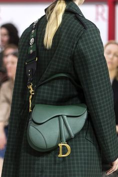 Dior Ready To Wear, Fall Handbags, Moda Paris, Christian Dior Couture, Looks Street Style, Green Coat, Outfits Winter, Mode Inspo