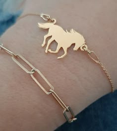 Gold horse bracelet 925 Sterling Silver Perfect gift for someone who loves horse riding :) Bracelet length: about 18 cm Chain diameter: 1 mm Horse size: 21,5 mm x 14,5 mm Made fully out of gold plated 925 Sterling Silver. Silver Bracelet With Horse Design For Gift, Horse Necklace Jewelry, Equine Jewelry, Western Fashion Jewelry, Elegant Horse Design Pendant Jewelry, Silver Horse Design Bracelet Jewelry, Horse Riding Aesthetic, Horse Bracelet, Edgy Jewelry