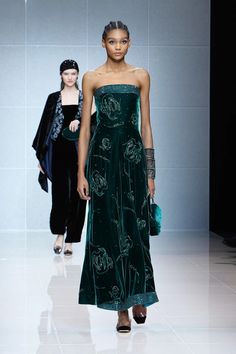 Giorgio Armani Gown, Armani Gowns, Armani Fashion, Pretty Fashion, Green Dresses, Milano Fashion Week, Formal Attire, 2024 Collection