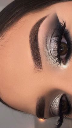 Black And Silver Wedding Makeup, Smokey Eyes Black And Silver, Makeup Looks For Grey Outfit, Quince Black Makeup, Simple Black And Silver Makeup, Black And Silver Eye Makeup Tutorial, Makeup Ideas For Grey Eyes, Soft Gray Smokey Eye, Black Makeup With Gems