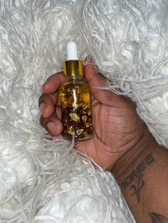 A natural infused oil with 24k gold flakes.                      Helps with : Inflammation Skin tightening, Dark spots, Dry skin, blemishes, Uneven skin tone, Acne, BlackHeads, PH Balance, and moisture  Ingredients: sunflower seed oil, jojoba oil, vitamin E oil, tea tree oil, sweet almond oil, grape seed oil , Rose hip oil, neem oil & rose oil. Rose Hip Oil, Infused Oil, Neem Oil, Ph Balance, Rose Oil, Vitamin E Oil, Rosehip Oil, Gold Flakes, Skin Care Moisturizer