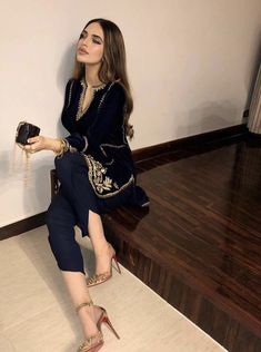 Suit With Pants Indian, Pakistan Street, Pakistan Street Style, Desi Outfits, Indian Fashion Trends, Velvet Dress Designs, Pakistani Wedding Outfits