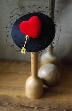 "Little extravagant headpiece, made of black velvet, some elegant veil and a velvet heart & Amors golden plated arrow! Headpiece for heartbreakers ;0) For Valentines day, engagement, burlesque outfit or even as bridal headpiece - very elegant & extravagant! With an alligator clip. Measurement 11cm. / 4,3\" Pic & Outfit: Vive Maria. http://thebrand.vivemaria.de/" Ducesa Kate, Vintage Veil, Burlesque Outfit, Fascinator Hats Diy, Elegant Veils, Valentine Vintage, Mini Hats, Houndstooth Fabric, Vintage Veils