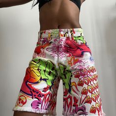 Jaded London Streetwear Graffiti Shorts Upcycled Streetwear Fashion, Graffiti Outfit Ideas, Graphic Pants Outfit, Graffiti On Clothes, Custom Clothes Streetwear, Graffiti Clothes, Graffiti Jeans