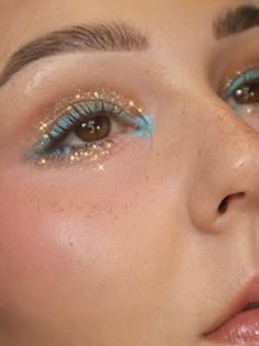 glitter eye makeup with nude lips Boho Prom Makeup, Gold Blue Eye Makeup, Subtle Teal Eye Makeup, Trendy Makeup Looks 2023 Natural, Summer Party Makeup Looks, Beachy Eye Makeup, Makeup Inspo Concert, Greta Van Fleet Concert Makeup, Blue Makeup Blue Eyes