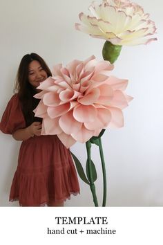 Giant Flower Stand, Giant Dahlia, Templates For Cricut, Giant Paper Flower Tutorial, Paper Flowers Roses, Giant Flowers Diy, Lamps Diy, Paper Flower Templates, Paper Dahlia