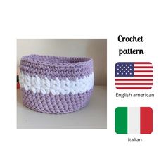 a crochet basket with an american flag in the background and italian text below