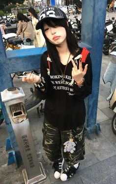 Guangzhou Streetwear, Alt Clubbing Outfits, Korean Y2k Fashion, Guangzhou Fashion, Y2k Streetwear Aesthetic, Guangzhou Style, Trashy Outfits, 일본 패션